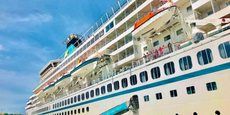 TOURISME – Le bateau de croisière Artania débarque dans le Nord du pays avec un millier de passagers