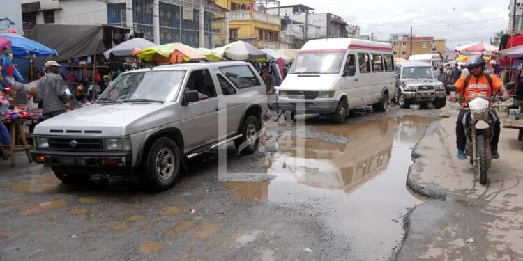 INFRASTRUCTURES – Un planning à faire dans l&rsquo;urgence pour la réhabilitation des routes dans la capitale selon Andry Rajoelina