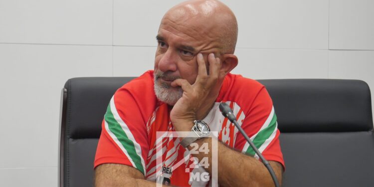 FOOTBALL – Dupuis annonce son intention d’arrêter les Barea immédiatement