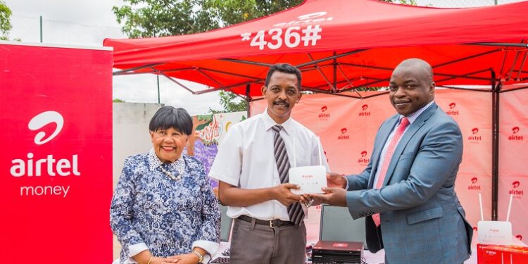 AIRTEL MADAGASCAR : Remise de don de matériel informatique au lycée Raombana d’Anosiavaratra