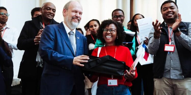 CONCOURS – Larissa Falimanana, lauréate de la quatrième édition du « Falling Walls Lab » Madagascar