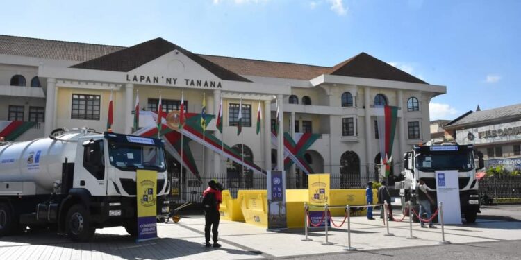 La commune d&rsquo;Antananarivo dotée de deux camions vidangeur, de 115 bennes à ordures 