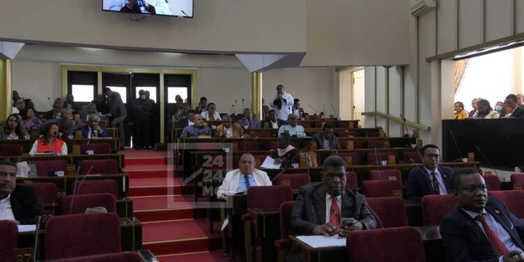 PARLEMENT – La rencontre entre les députés et les membres du gouvernement après la fête nationale