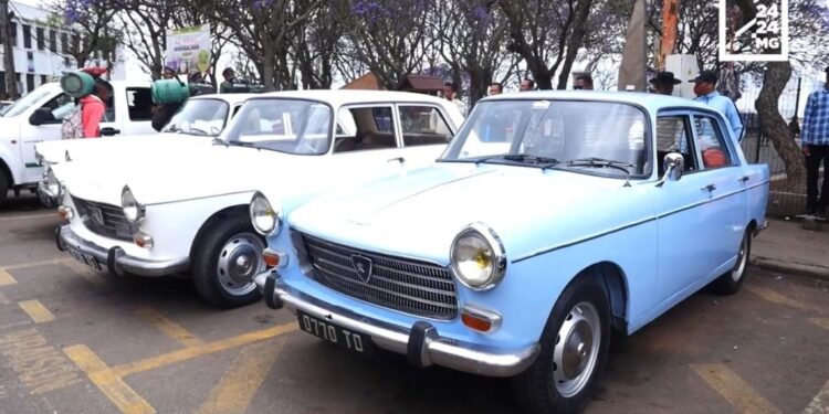 MÉCANIQUE – Les 63 ans de la sortie de la Peugeot 404 célébrés par le club 404 Madagascar