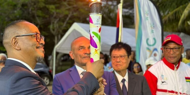 JEUX DES ÎLES – La flamme olympique remise officiellement à Madagascar par les autorités sportives mauriciennes