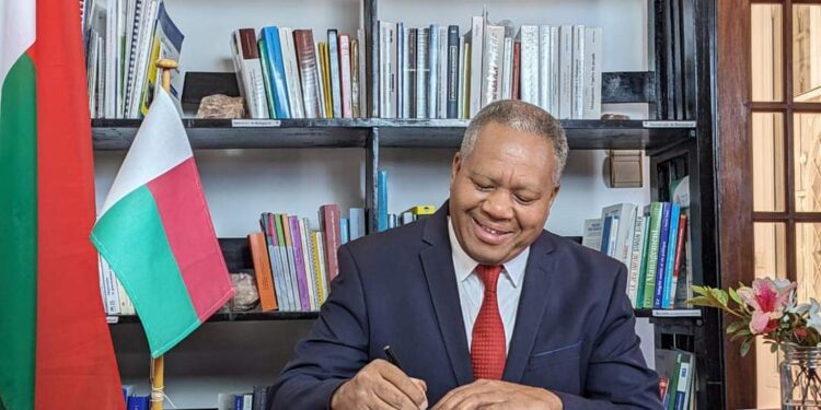 ELECTION – Roland Ratsiraka annonce sa candidature à la présidentielle du 9 novembre