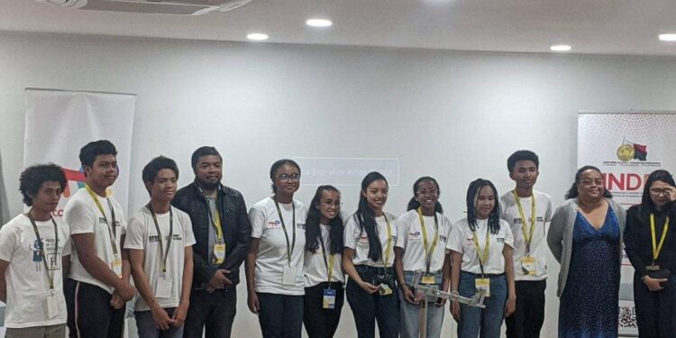 Madagascar représenté par une équipe entièrement composée de filles au mondial de Robotique First global challenge