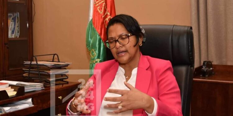 La ministre de la Justice indique que seuls le citoyen concerné et le procureur de la République peuvent intenter une action relative à la nationalité