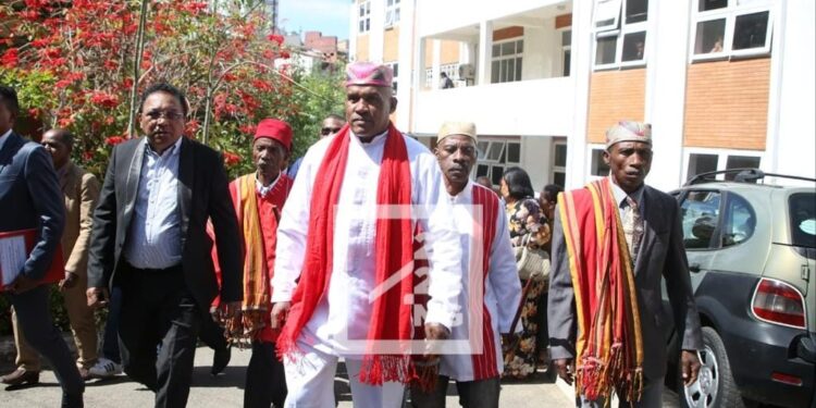 ELECTION – Les députés Brunelle Razafitsiandraofa et Masy Goulamaly déposent leur candidature à la présidentielle auprès de la HCC