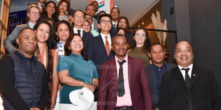 ENTREPRENEURIAT – Les lauréats du Trophée du Jeune Entrepreneur (TJE) réunis par la BNI MADAGASCAR pour célébrer le 20ème anniversaire du concours TJE.