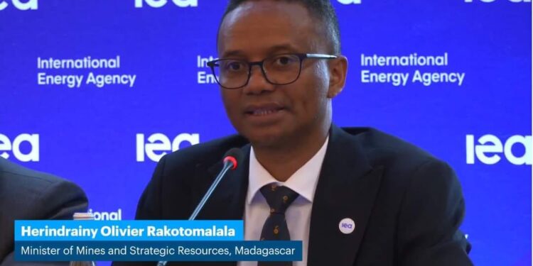 SECTEUR EXTRACTIF – Madagascar dans le top 10 des pays producteurs de graphite, les minerais stratégiques considérées comme substances prometteuses pour la Grande île, selon le ministre Herindrainy Rakotomalala