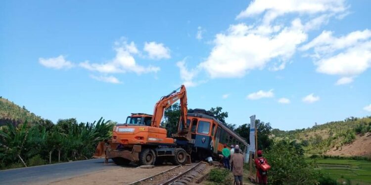 TRANSPORT FERROVIAIRE – Les quatre voitures LEB du train de la ligne FCE amochées après l&rsquo;accident de la semaine dernière remises sur voie, les réparations vont se poursuivre à Fianarantsoa