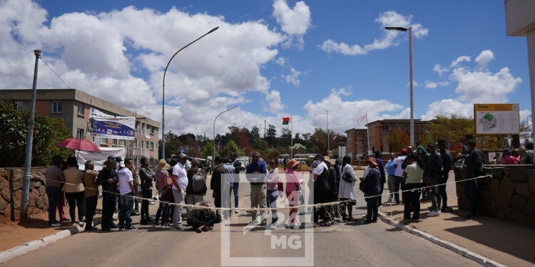 Les membres du Seces Tana font un sit-in à Ambohitsaina, espérant une réponse à leurs revendications lors du prochain conseil du gouvernement