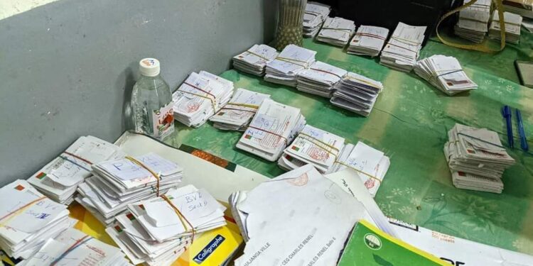 Fin de la distribution en porte-à-porte des cartes électorales par des agents de la Ceni le 2 novembre