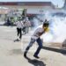 Les manifestants qui avaient tenté de rejoindre la Place du 13 Mai dispersés à coup de grenades lacrymogènes