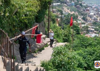 CATASTROPHE – Le BNGRC et ses partenaires installent des drapeaux rouges à Manjakamiadana et ses environs pour prévenir le risque d’éboulement en période de pluie