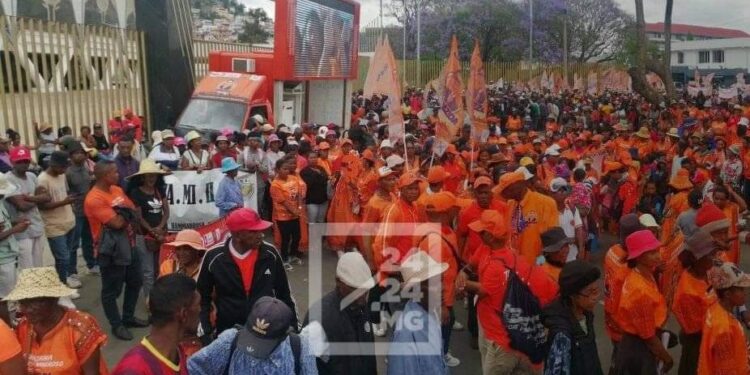 DIFFEREND PRÉ-ÉLECTORAL – Les partisans d&rsquo;Andry Rajoelina réunis devant le stade Barea