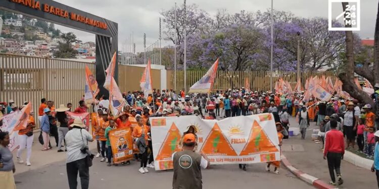 PRESIDENTIELLE – Des partisans du candidat Andry Rajoelina de la capitale et ses environs réunis à Mahamasina
