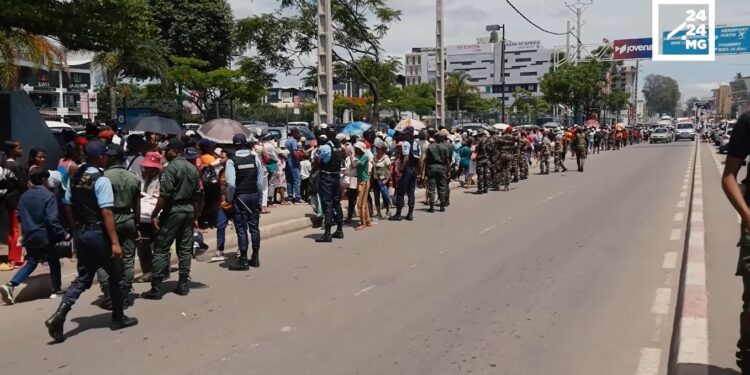 ECLAIRAGE – Andry Rajoelina en campagne de distribution de kits solaires