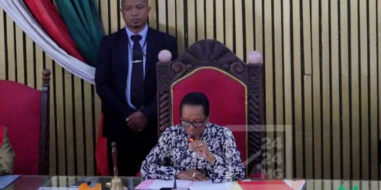 Razanamahasoa appelle à la « cohésion nationale » et promet de poursuivre son plan de dialogue avec le FFKM