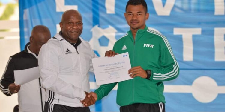 FOOTBALL – Dimbiniaina Andriatianarivelo parmi les 30 arbitres assistants retenus pour la CAN ivoirienne