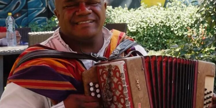 HASIVELO ROMEO ANDRIAMANDRESY dit LEGO, AUTEUR-COMPOSITEUR, CHANTEUR – « Je fais en sorte de jouer une musique traditionnelle qui sera facilement acceptée »