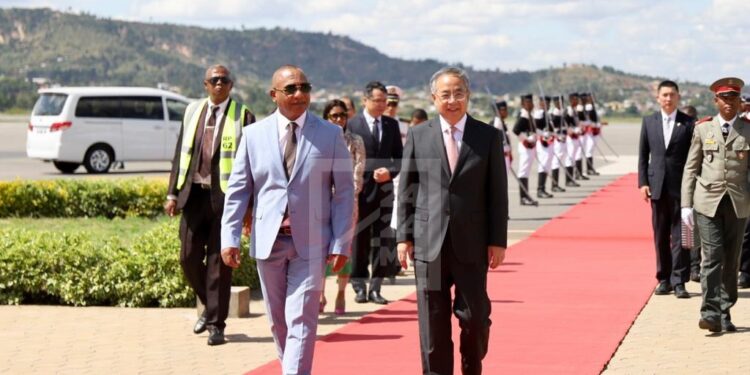 MAHAMASINA – Les invités de marque à l&rsquo;investiture du président réélu Andry Rajoelina débarquent à Ivato 