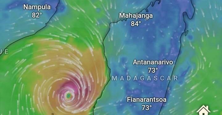 Alvaro s&rsquo;intensifie avec des vents de 80km/h et s&rsquo;approche du Sud-Ouest malgache
