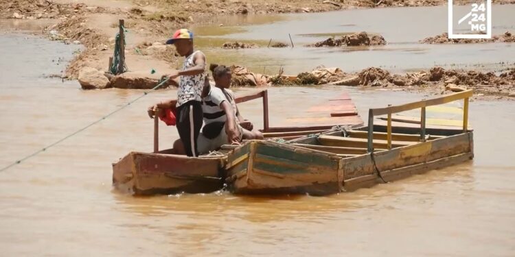 MOBILITE – En pirogue avec Nicolas Randriafinaritriniaina pour relier les deux rives de l’Ikopa
