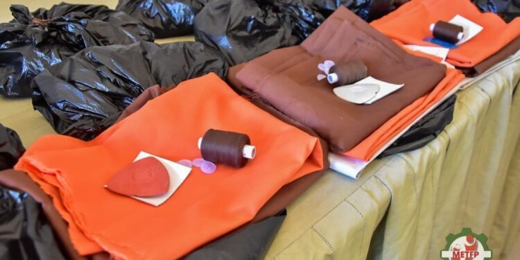 La confection des tabliers scolaires confiée aux « couturières » formées par le ministère de l&rsquo;Enseignement technique