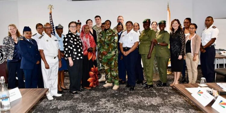 ARMÉE – La participation des femmes dans le secteur de la défense au coeur de la visite de Juliet Beyler
