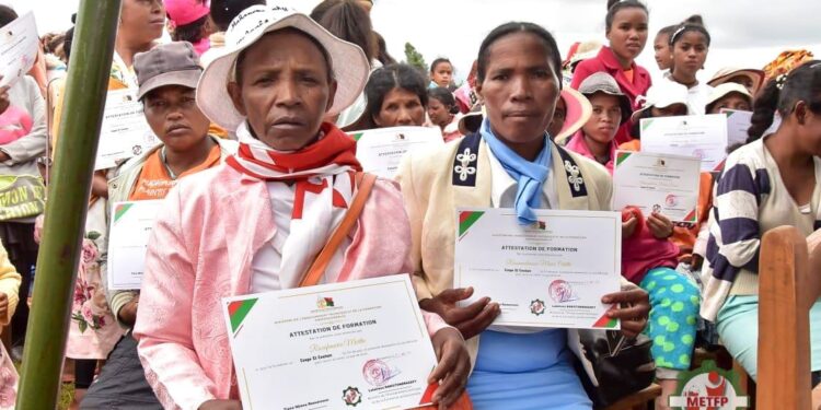 EMPLOI – 20 sortantes de la formation de masse en coupe et couture recrutées à Maurice