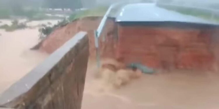 GAMANE – Effondrement de chaussée sur le pont de Manankolana sur la RN5A entre Ambilobe et Vohémar