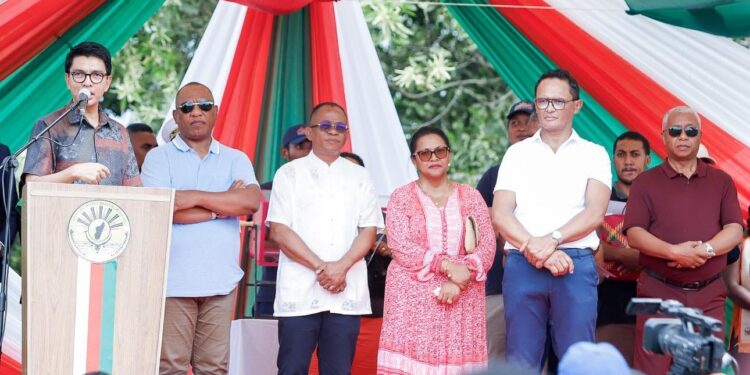 LÉGISLATIVES – Andry Rajoelina incite la population de Fenerive Est à choisir des personnes apte à travailler avec le régime