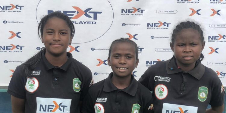 FOOTBALL FEMININ – Trois joueuses signent leur premier contrat professionnel au sein de l’Yfomac Initiatives