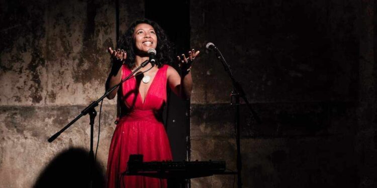 THEATRE – Dina Mialinelina au Festival de Marseille dans la comédie musicale “Sorcières/Kimpa Vita »