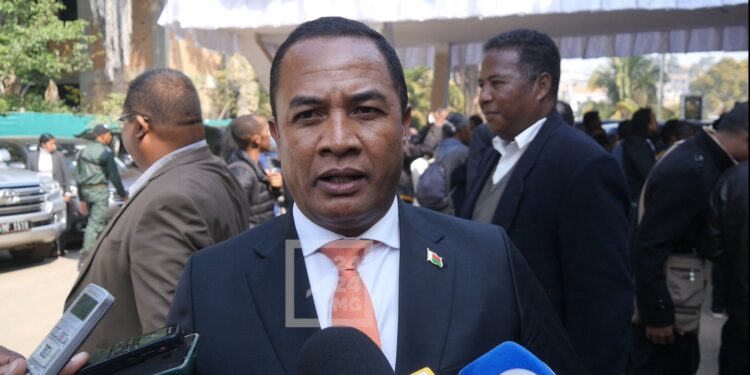 FOOTBALL – Alfred Randriamanampisoa se veut optimiste sur les performances des Barea même si le prochain match à domicile contre les Coelacanthes se jouera en terrain neutre