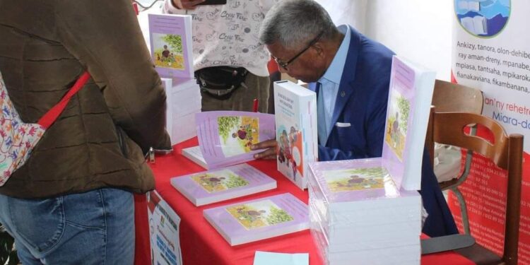 OUVRAGE – Le grand retour des contes et légendes malgaches dans les écoles avec « Angano sy tapasiry ho an&rsquo;ny mpianatra »
