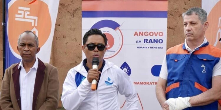 EAU – Le ministère chargé de l&rsquo;Eau débute la pose d&rsquo;un tuyau pour acheminer l&rsquo;eau de Mandroseza à Ambohidempona