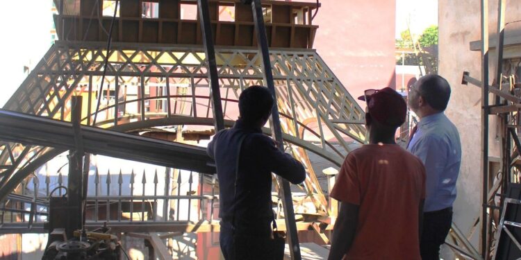 ARTISANAT – Arnaud Guillois prend la pose devant la Tour de Ruffin Rakotomalala à Ampasampito