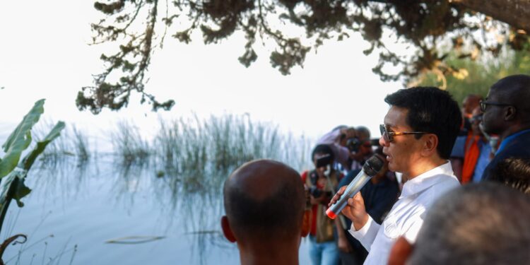 Andry Rajoelina recommande le nettoyage des environs du Lac de Mandroseza avant le démarrage des travaux de dragage