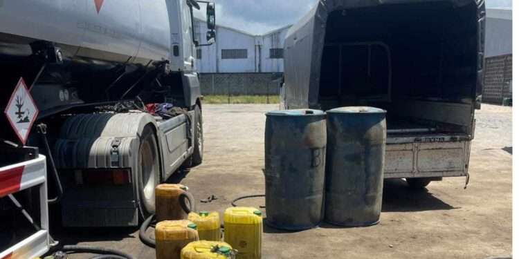 TOAMASINA – 24 individus arrêtés et poursuivis en justice pour frelatage de carburant
