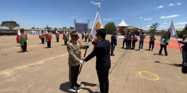 FORCES ARMÉES – Le président de la République remet les étendards aux officiers généraux promus au titre de l&rsquo;année 2023