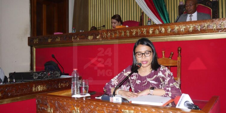 Rindra Rabarinirinarison : “Les dépenses de fonctionnement de l’Etat réduites de 10% au profit des investissements, dont l’achat d’équipements, pour la Jirama”