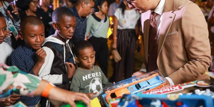 FESTIVITES – Des jouets et des chocolats pour les enfants venus au lancement des illuminations de Noël à Ambohijatovo
