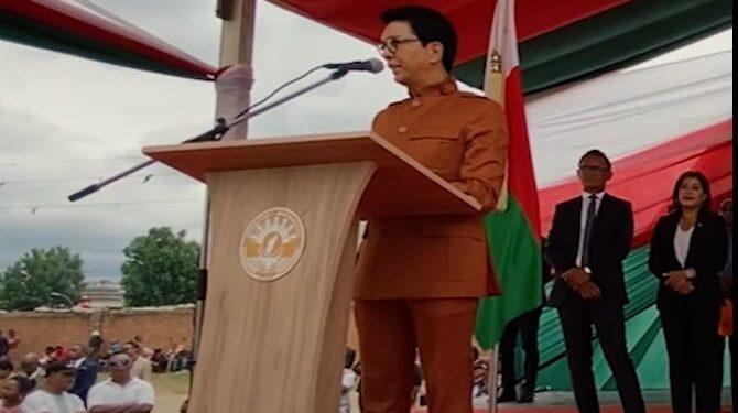 PROGRAMME PRÉSIDENTIEL – Andry Rajoelina remet des « cadeaux de Noël » anticipés aux foyers démunis