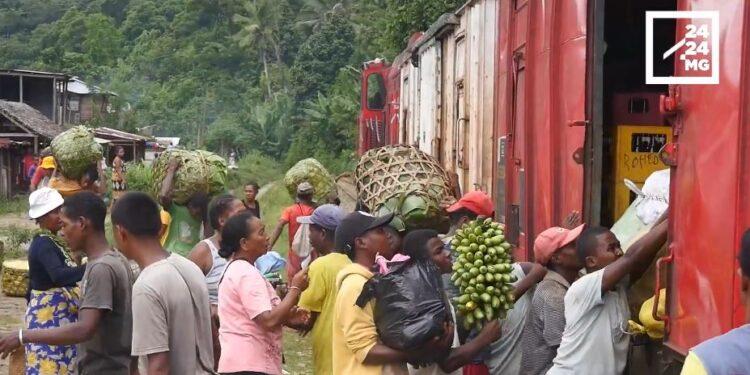 APRES LE CYCLONE – 436 habitants de Mayotte en “situation régulière” rejoignent les Comores après les intempéries, selon la presse comorienne