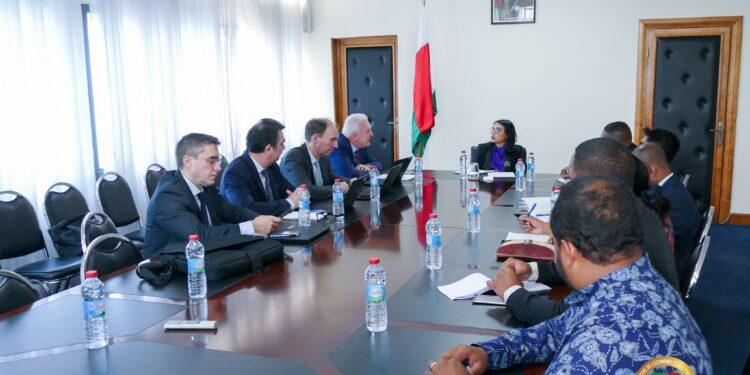 COOPERATION – Madagascar espère un examen de son dossier par le Conseil d’administration du FMI “à fin février au plus tard”, selon Rindra Rabarinirinarison