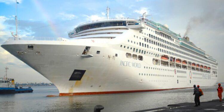 VOYAGE – Les 1 785 passagers du navire de croisière Pacific World accueillent l’année 2025 à Toamasina