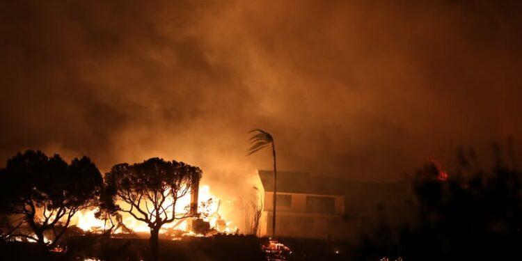 CATASTROPHES – Plus de 180 000 personnes fuient leur domicile, des milliers de structures détruites par les incendies à Los Angeles